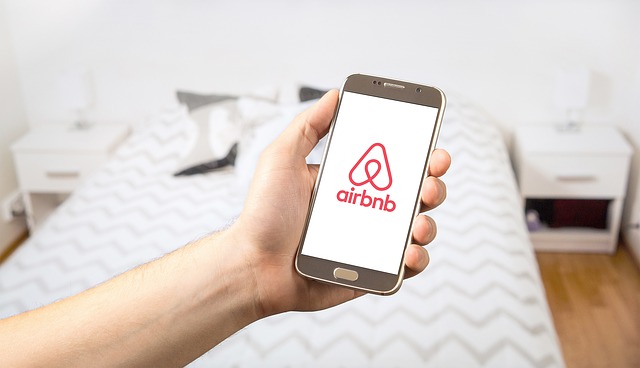 smartphone-airbnb-zimmer-wohnung-bett