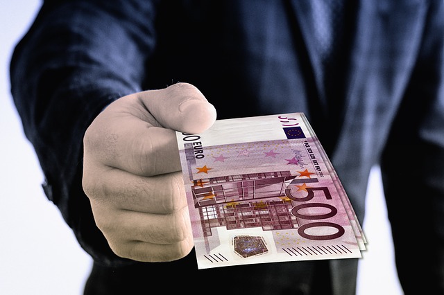geldschein-500-euro-mensch-hand