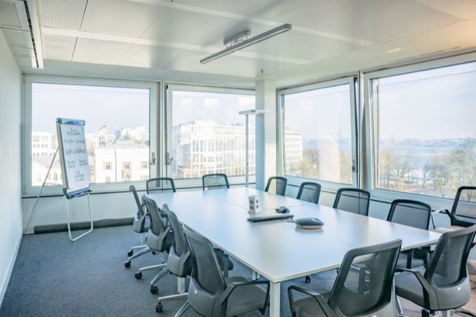 CASIS Meetingraum mit Blick auf die Außenalster